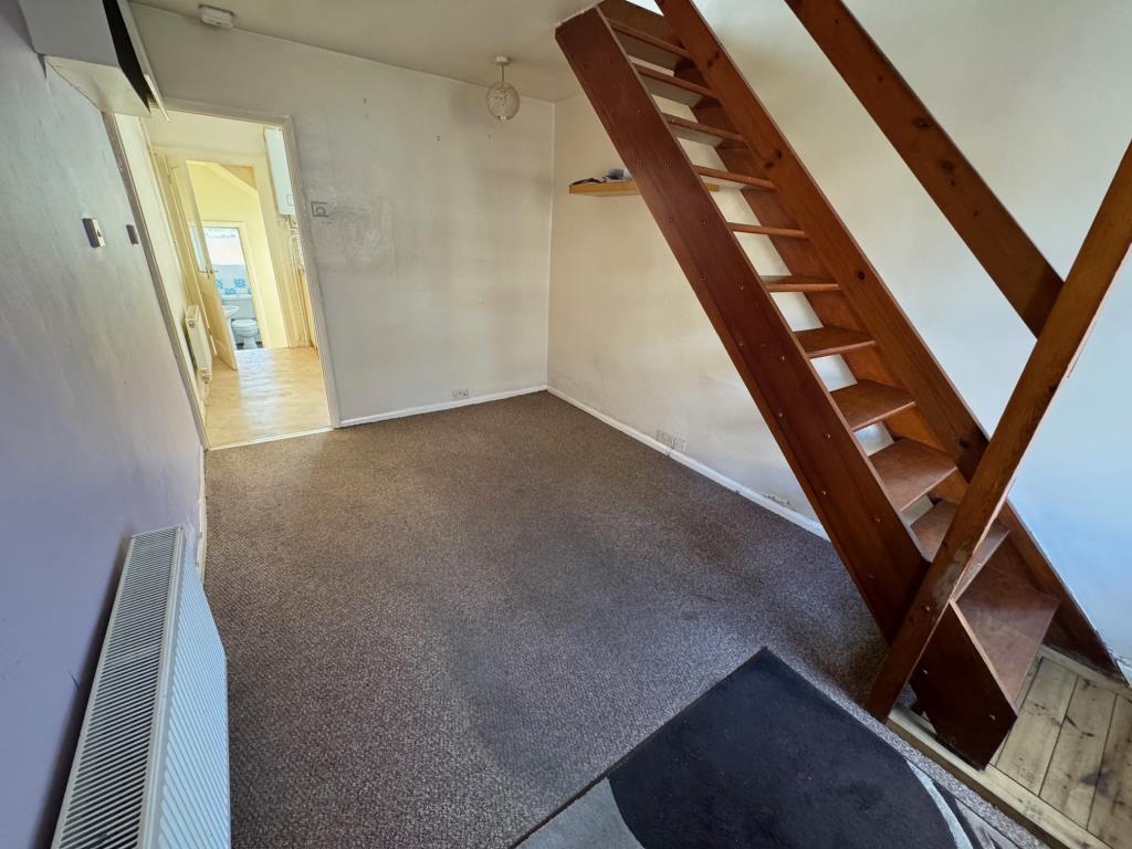 Lot: 48 - TWO-BEDROOM TERRACE HOUSE FOR IMPROVEMENT - Living room